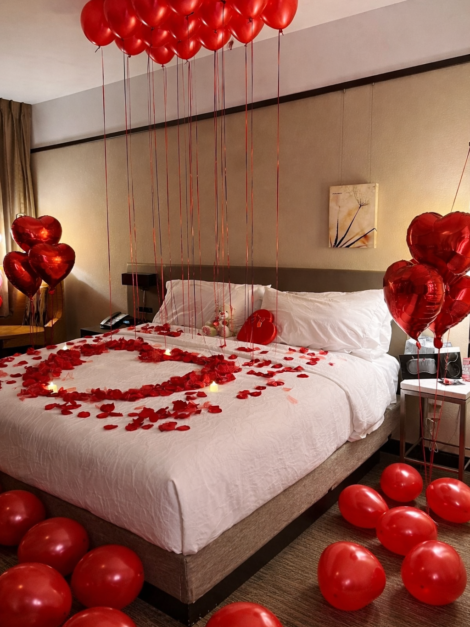 Romantic Balloon & Rose Setup
