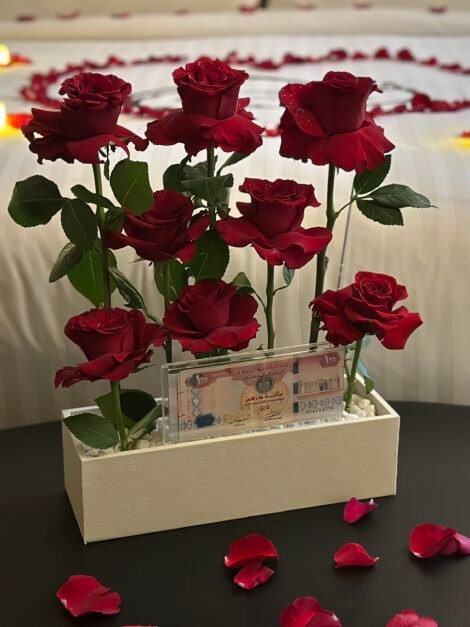 Box red roses with box money