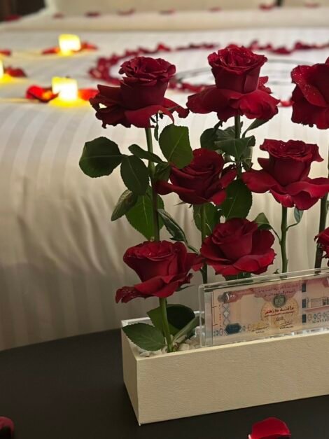 Box red roses with box money