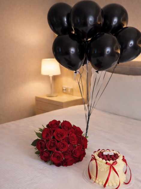 20 Red Roses with Black Balloons & Mini Cake