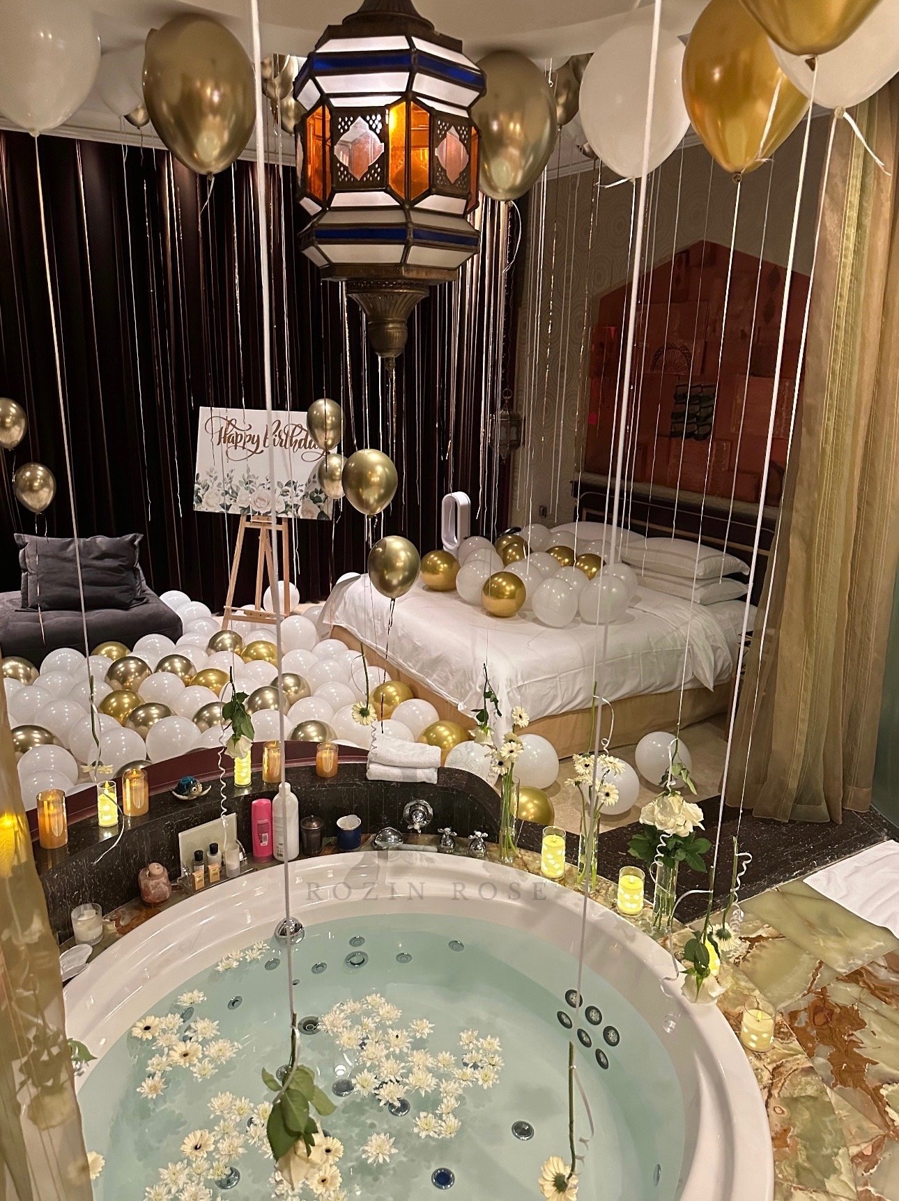 White & Gold Birthday Room Decoration - الصورة 2