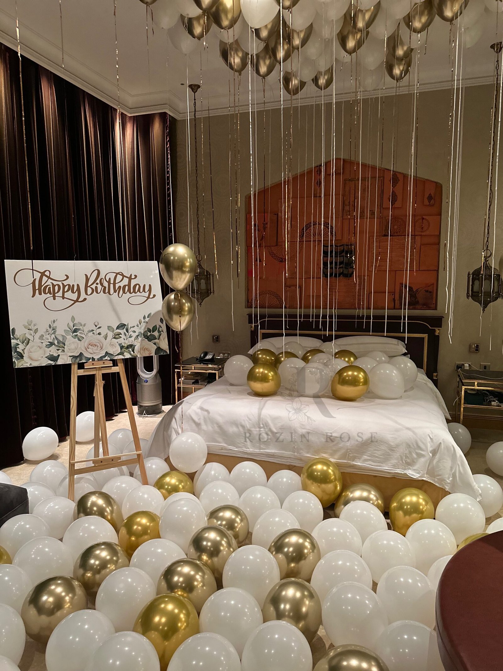White & Gold Birthday Room Decoration - الصورة 5