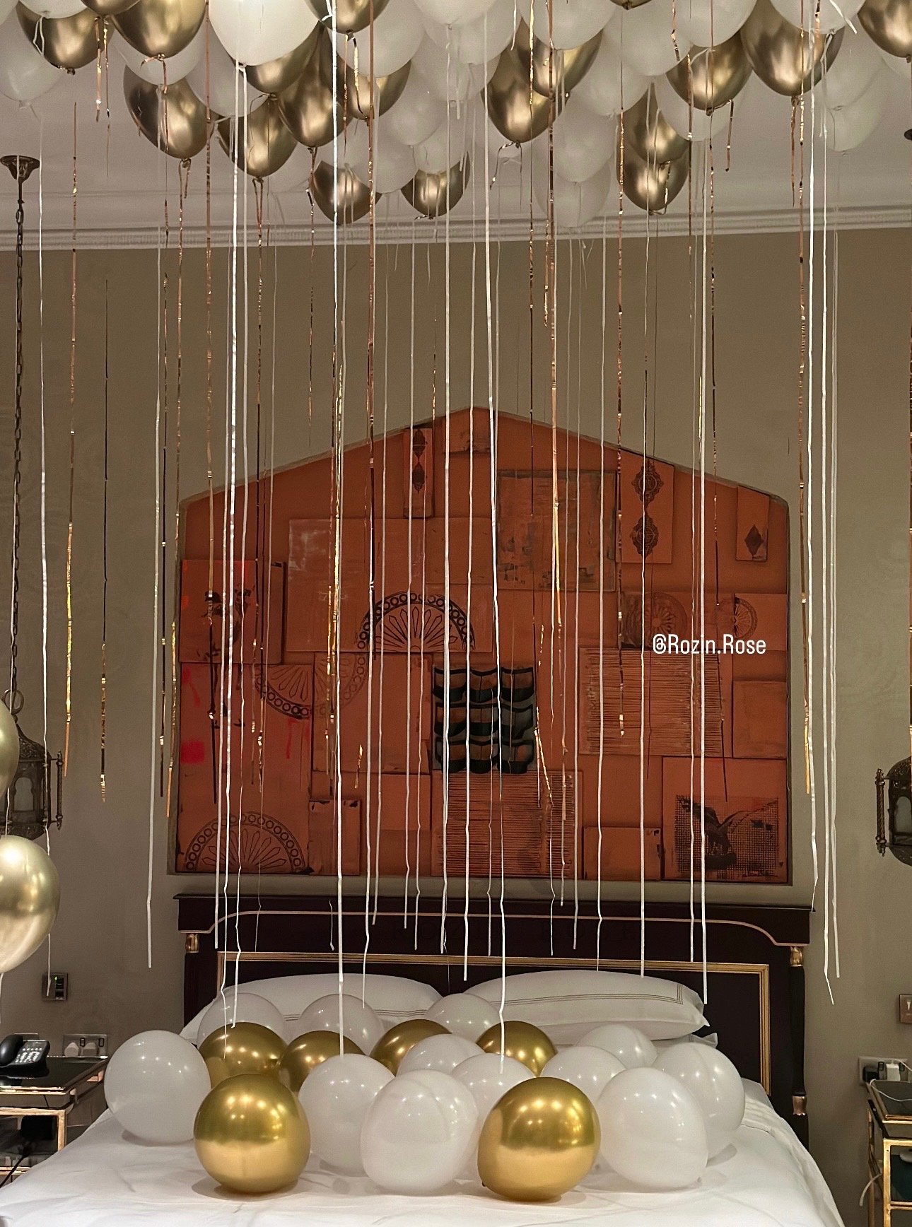 White & Gold Birthday Room Decoration - الصورة 4