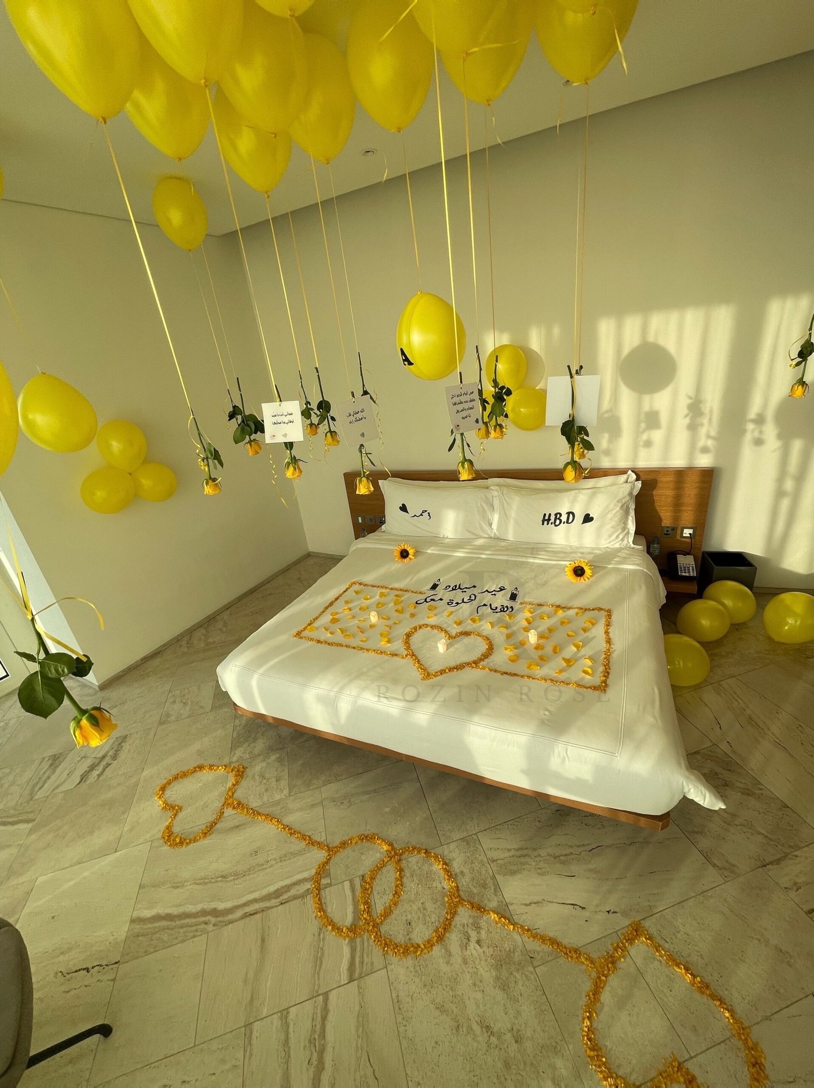 Yellow-Themed Room Decoration - الصورة 3