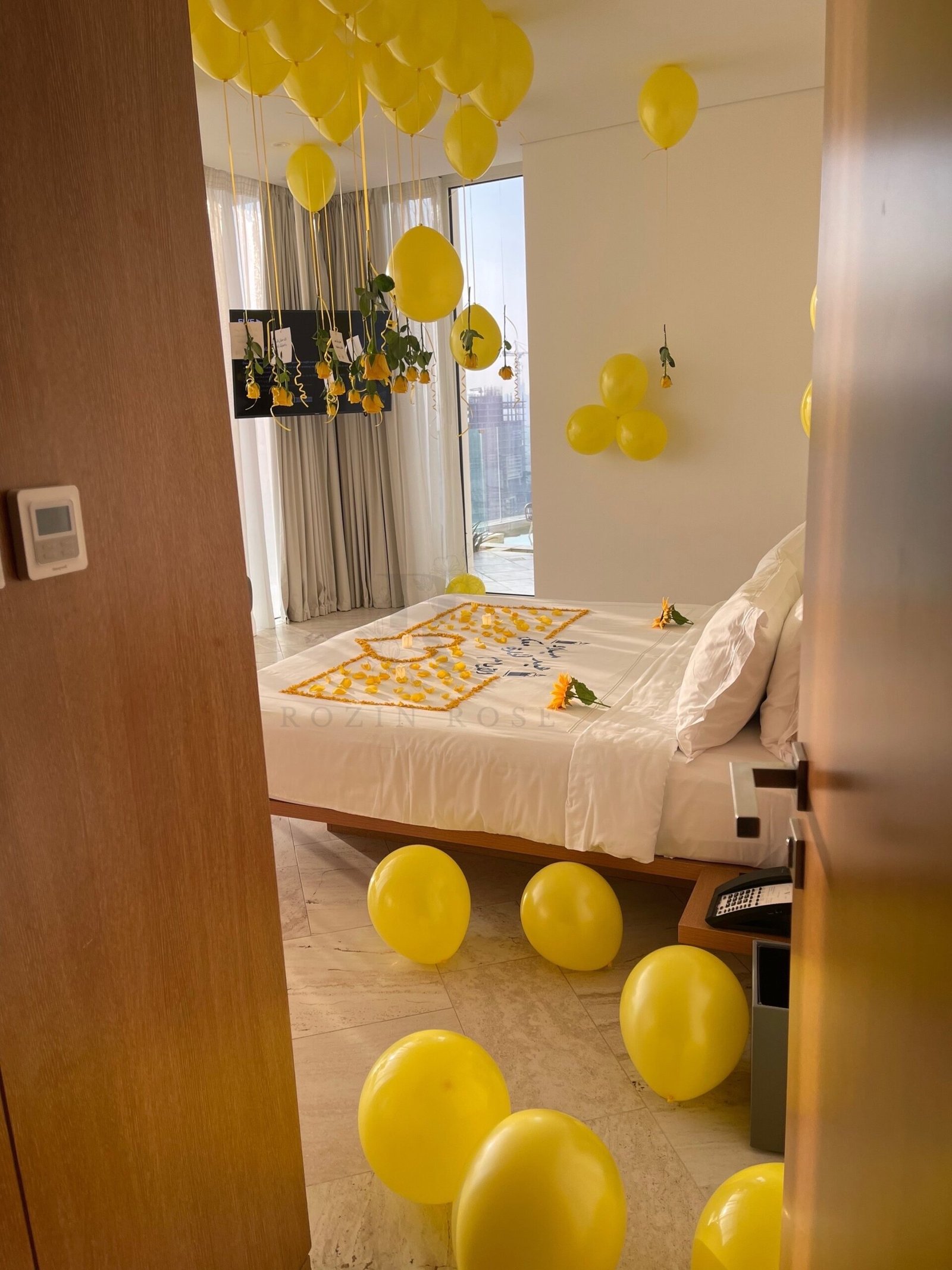Yellow-Themed Room Decoration - الصورة 4