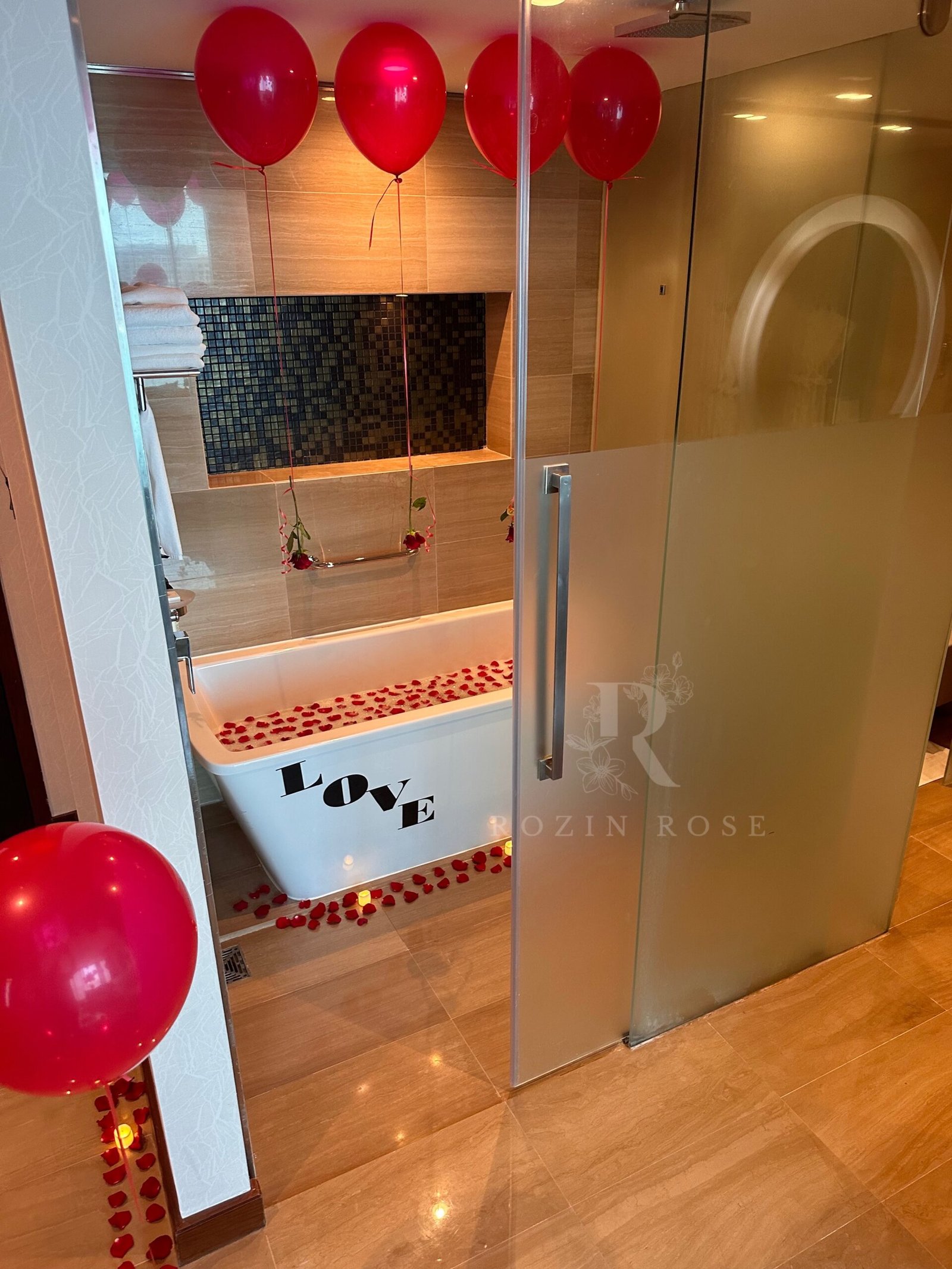 Room decoration at Fairmont Bab Al Bahr Hotel - الصورة 4