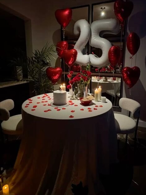 Elegant Table Decoration with Fresh Flowers, Candles & Age Number Balloons
